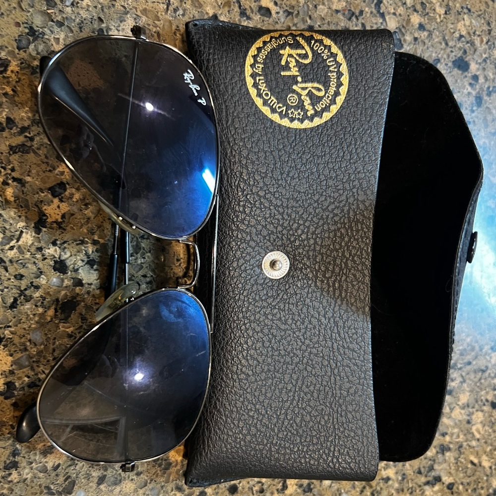 Women’s black aviator ray-bans